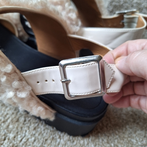 Urban Outfitters Lexi Faux Sherpa Sandal Cream/Black Open Toe Womens Size 10 - Picture 3 of 8